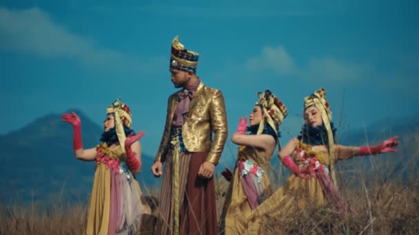 Dançarinos Indonésios Tradicionais Trajes Elaborados Que Apresentam Livre Com Cenário — Vídeo de Stock