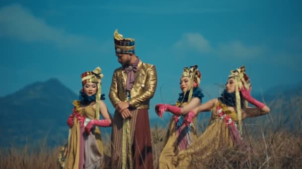 Dançarinos Balineses Tradicionais Traje Realizando Livre Com Montanhas Fundo — Vídeo de Stock
