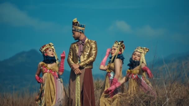 Geleneksel Asya Performansı Gün Işığında Dağlık Bir Zemin Karşısında Süslü — Stok video