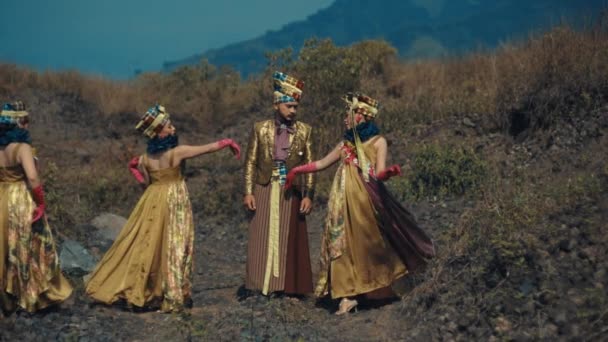日中の自然の山岳背景で屋外で行うカラフルな衣装の伝統的なダンサー — ストック動画