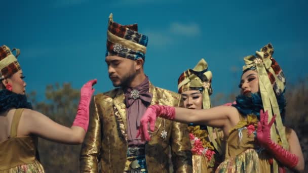 Dançarinos Tradicionais Trajes Ornamentados Que Apresentam Sob Céu Azul Durante — Vídeo de Stock