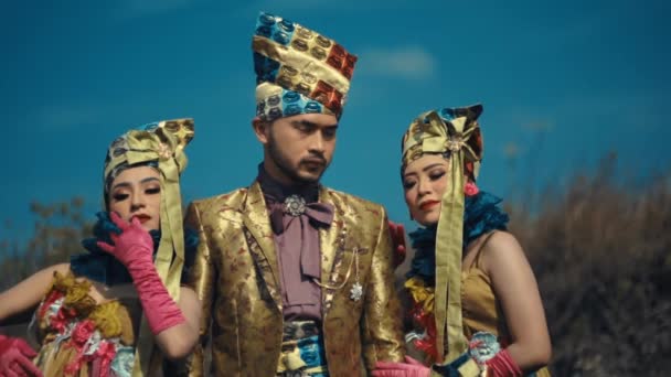 Three Models Elaborate Traditional Costumes Intricate Headpieces Clear Blue Sky — Stock Video
