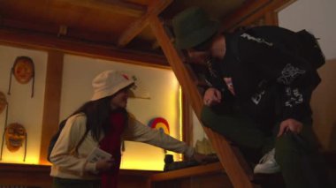 Tahta bir evde eski şeylere bakan romantik bir çift. Sabahları Kore konsepti olan bir ev.