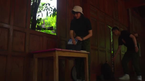 一个男人和一个女人拿着他们的东西在他们的木屋里准备好了 — 图库视频影像
