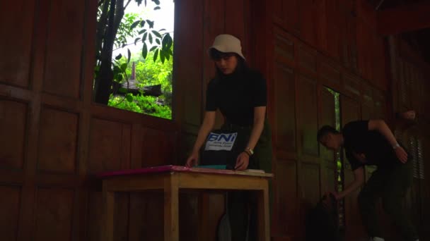 一个男人和一个女人拿着他们的东西在他们的木屋里准备好了 — 图库视频影像