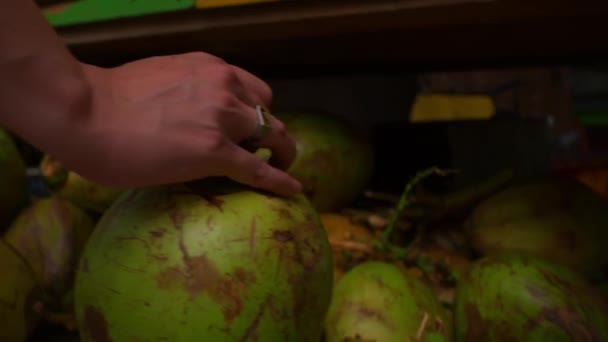Sabahları Taze Hindistan Cevizi Sergilenen Tropikal Meyve Standının Yanında Duran — Stok video
