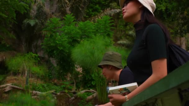 Туристи Путівником Досліджують Вказуючи Щось Цікаве Пишному Зеленому Середовищі Вранці — стокове відео
