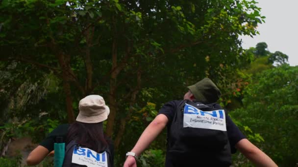 Dos Personas Con Los Brazos Levantados Naturaleza Con Sombreros Mochilas — Vídeos de Stock
