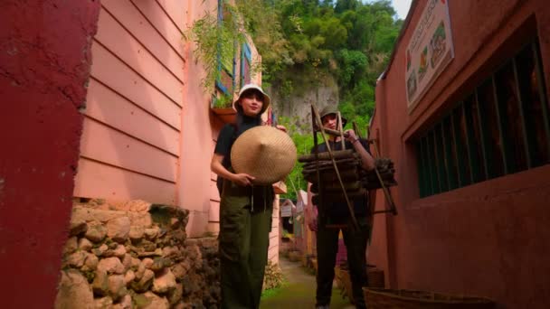 Dos Hombres Caminando Por Callejón Angosto Uno Llevando Sombrero Grande — Vídeos de Stock