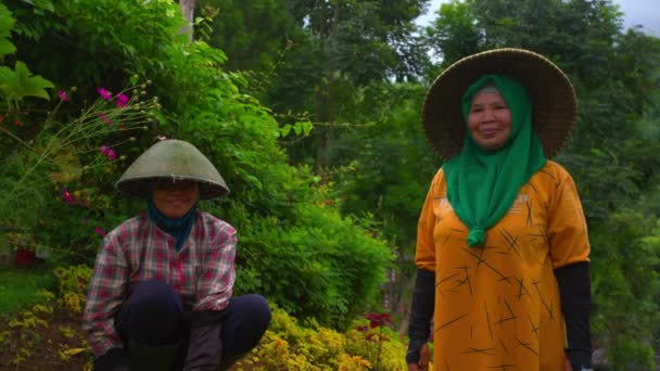 Geleneksel Giyinmiş Iki Kadın Sabah Yemyeşil Bir Bahçede Gülümsüyor — Stok video