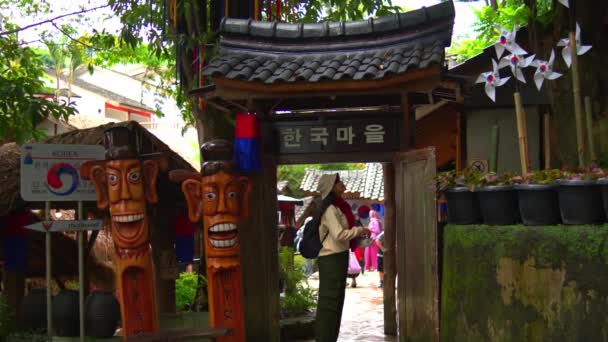 Traditionele Koreaanse Dorpsingang Met Kleurrijke Houten Totems Een Persoon Die — Stockvideo