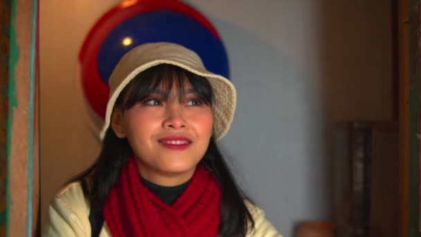 Портрет Улыбающейся Женщины Шляпе Красном Шарфе Помещении Теплое Освещение Мягким — стоковое видео