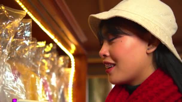 Mulher Chapéu Branco Cachecol Vermelho Sorrindo Dentro Casa Com Iluminação — Vídeo de Stock