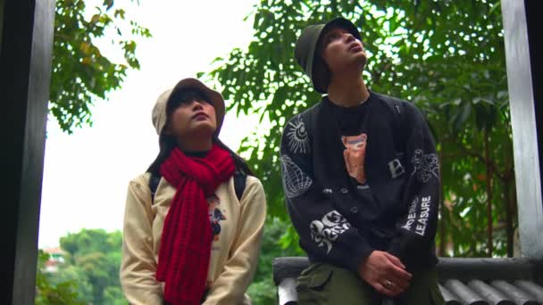 Two Young Adults Casual Wear Looking Upwards Standing Park Greenery — Stock Video