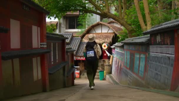 传统的亚洲小巷 上午人们背着镣铐搬运货物 展示文化遗产和日常生活 — 图库视频影像