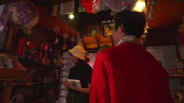 Romantik bir çift, sabahları Japon temalı hediyelik eşya satan bir köyü ziyaret ediyor..