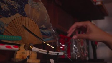 Romantik bir çift, sabahları Japon temalı hediyelik eşya satan bir köyü ziyaret ediyor..