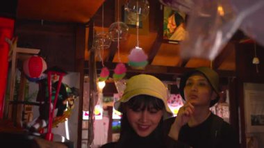 Romantik bir çift, sabahları Japon temalı hediyelik eşya satan bir köyü ziyaret ediyor..