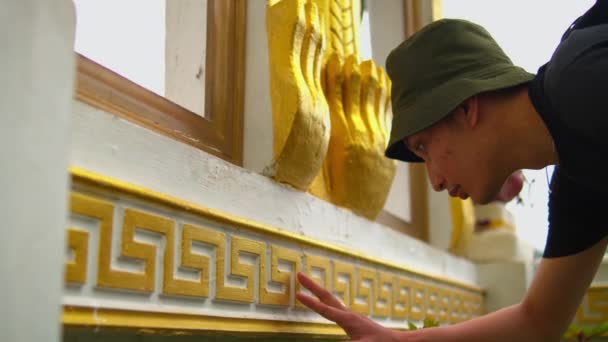 Artesano Retocando Pan Oro Arquitectura Tradicional Del Templo Mañana — Vídeos de Stock