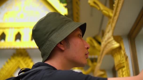 아침에 여행에 초점을 맞추고 건축을 모자에 남자의 프로필 — 비디오