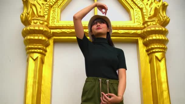 Mulher Elegante Posando Confiantemente Frente Uma Porta Ornamentada Ouro Moda — Vídeo de Stock