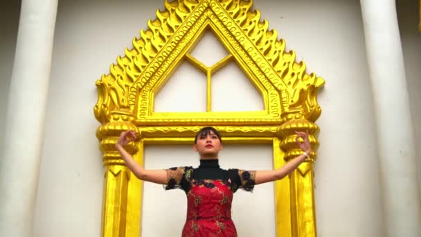 Frau Rotem Kleid Steht Morgen Vor Einem Traditionellen Goldenen Tempeleingang — Stockvideo