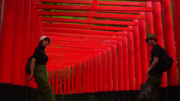 Turistas Posando Camino Tradicional Torii Rojo Japón Mostrando Viajes Cultura — Vídeo de stock