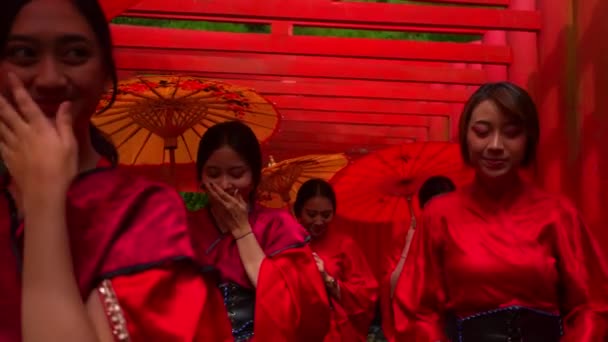 Glimlachende Vrouw Rode Kimono Met Paraplu Midden Van Rode Torii — Stockvideo