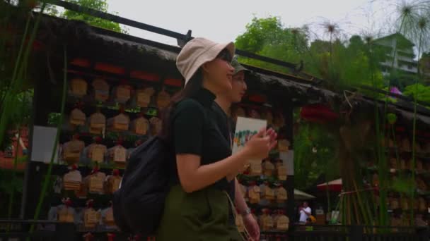 Vista Trasera Una Pareja Con Sombreros Mirando Mercado Callejero Rodeado — Vídeos de Stock