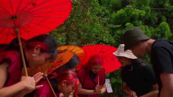 Grupo Mujeres Con Atuendo Tradicional Con Abanicos Rojos Riendo Interactuando — Vídeo de stock