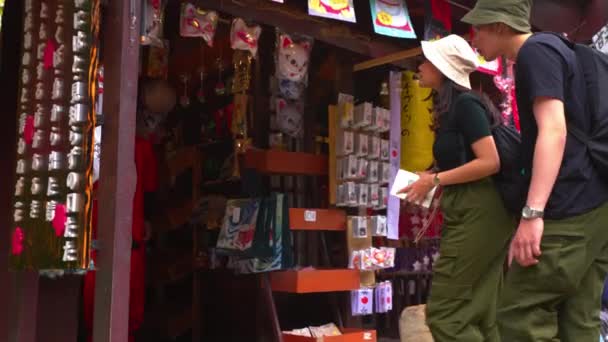 Una Pareja Romántica Visita Una Tienda Regalos Temática Japonesa Pueblo — Vídeos de Stock