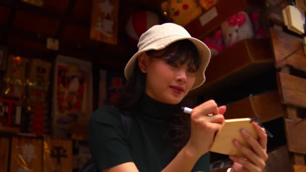 Egy Fiatal Vödör Kalapban Aki Egy Füzetbe Egy Hangulatos Kávézóban — Stock videók