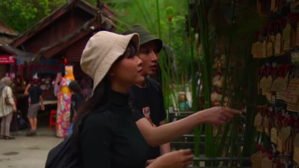 Dos Adultos Jóvenes Explorando Vistiendo Ropa Casual Sombreros Con Exuberante — Vídeo de stock