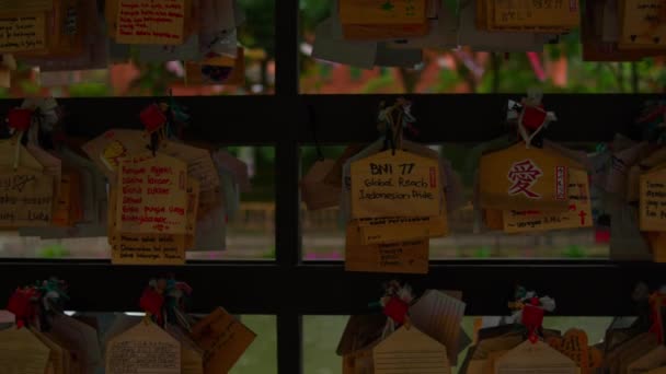 Etiquetas Madeira Sortidas Com Mensagens Manuscritas Penduradas Uma Janela Exibição — Vídeo de Stock
