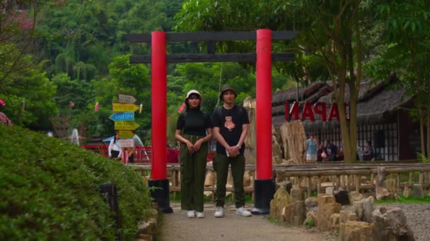Pasangan Turis Berpose Bawah Tradisional Merah Torii Gerbang Situs Bersejarah — Stok Video
