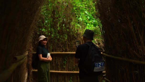 两名探险家 早上带着相机和地图 在茂密的森林小径上航行 — 图库视频影像