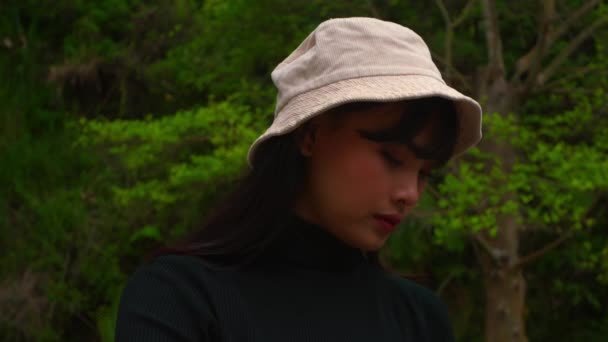 Задумчивая Молодая Женщина Сумке Шляпа Открытом Воздухе Течение Утра — стоковое видео