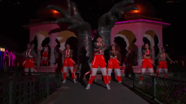 Geleneksel Dansçılar Geceleri Aydınlatılmış Tapınak Arka Planda Heykellerle Gösteri Yapıyorlar — Stok video
