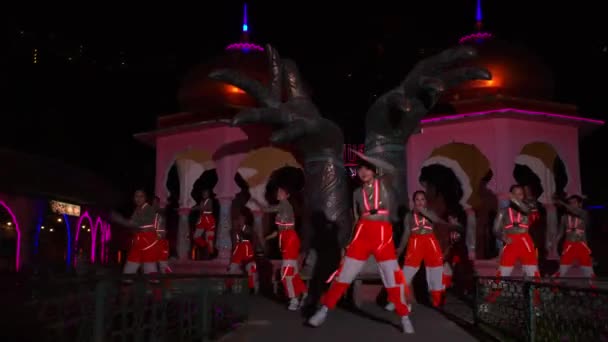 Традиційне Танцювальне Виконання Вночі Освітленим Архітектурним Фоном Вночі — стокове відео