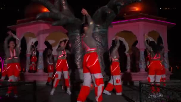 Uitvoerders Traditionele Kostuums Een Nachtfestival Met Verlichte Drakenbeelden Achtergrond Tijdens — Stockvideo