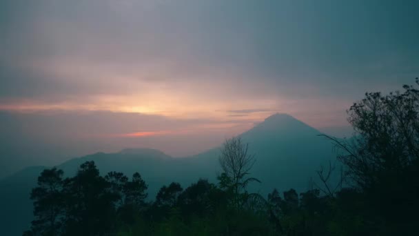 Misty Zonsopgang Boven Een Rustig Berglandschap Met Silhouetten Van Heuvels — Stockvideo
