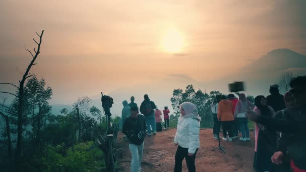 Ομάδα Ανθρώπων Που Παρακολουθούν Την Ανατολή Του Ηλίου Πάνω Από — Αρχείο Βίντεο