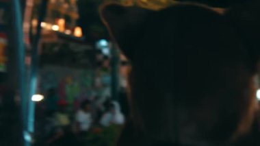 Bir insanın kafasının silüeti bulanık bir şehir gece sahnesine karşı sokak ışıklarıyla
