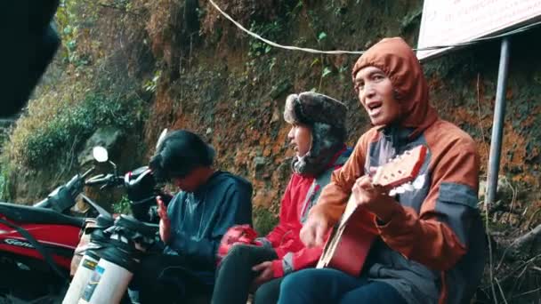 Belirsiz Bir Arkaplan Ile Şarkı Söyleyen Bir Grup Insan Gün — Stok video