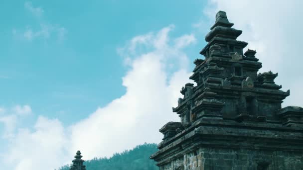 清澈的蓝天和远山的背景下 古代庙宇的轮廓 有着复杂的雕刻 — 图库视频影像