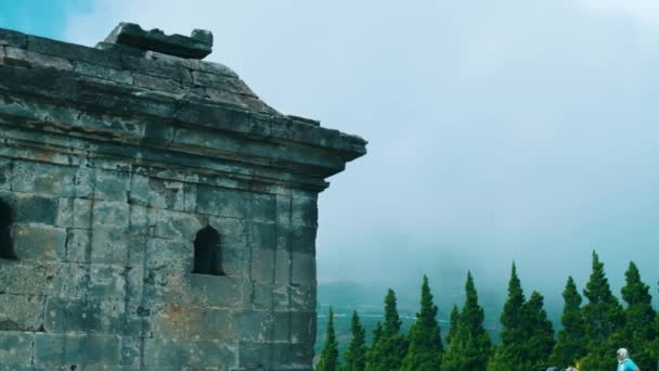 Ruínas Templo Antigo Com Fundo Nebuloso Árvores Verdes Exuberantes Sob — Vídeo de Stock