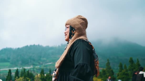 Perfil Lateral Una Persona Ropa Abrigo Con Montañas Niebla Fondo — Vídeo de stock