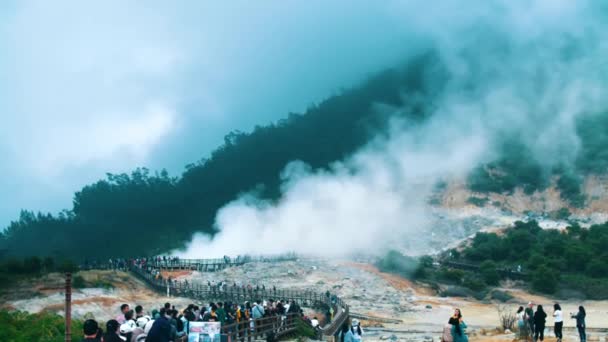Похмурий Гірський Пейзаж Туристами Геотермальною Активністю Вранці — стокове відео