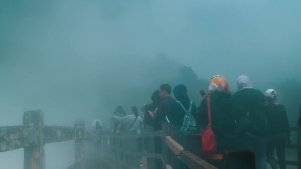 Misty Bergzicht Met Toeristen Observeren Het Mistige Landschap Vanuit Een — Stockvideo
