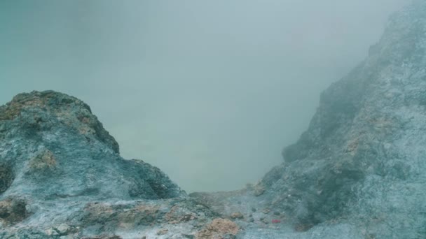 Zona Geotérmica Brumosa Con Rocas Sulfúricas Vapor Durante Mañana — Vídeos de Stock